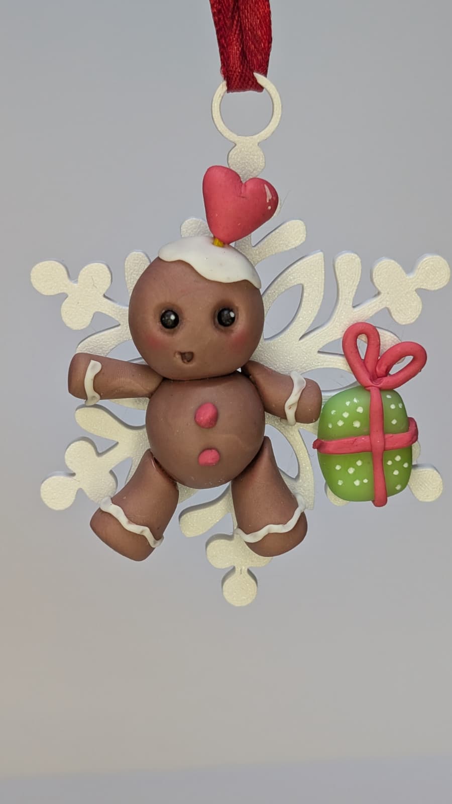 Hombrecito de nieve dentro de copo decorado para taller de Navidad