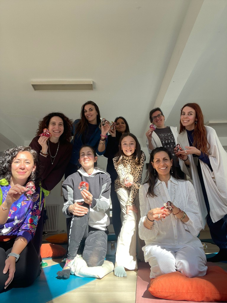 Grupo de asistentes al taller Mujer Salvaje con sus figuras terminadas
