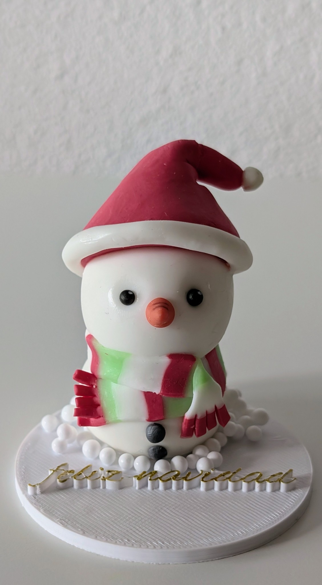 Muñeco de nieve con cartel Feliz Navidad en porcelana fría