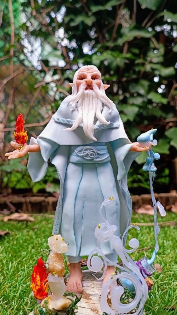 Mago anciano con barba blanca, fuego y agua en las manos, porcelana fría
