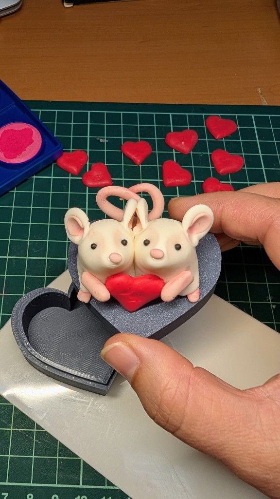 Dos ratoncitos abrazados dentro de cajita decorada para San Valentín