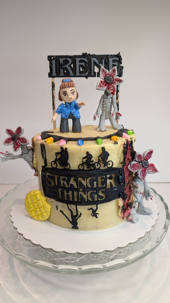 Tarta temática Stranger Things con Eleven, demogorgon y luces de Navidad