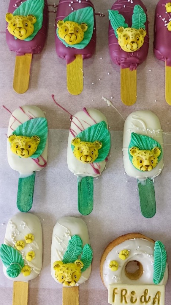 Cakesicles y donut temática selva con leopardos y hojas tropicales
